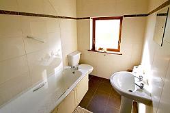 Badezimmer mit Wanne, Dusche und WC