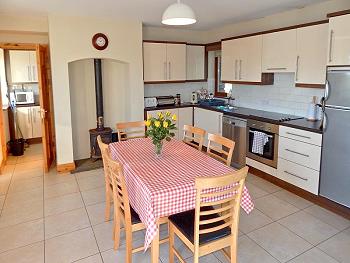 Kitchen & dining area